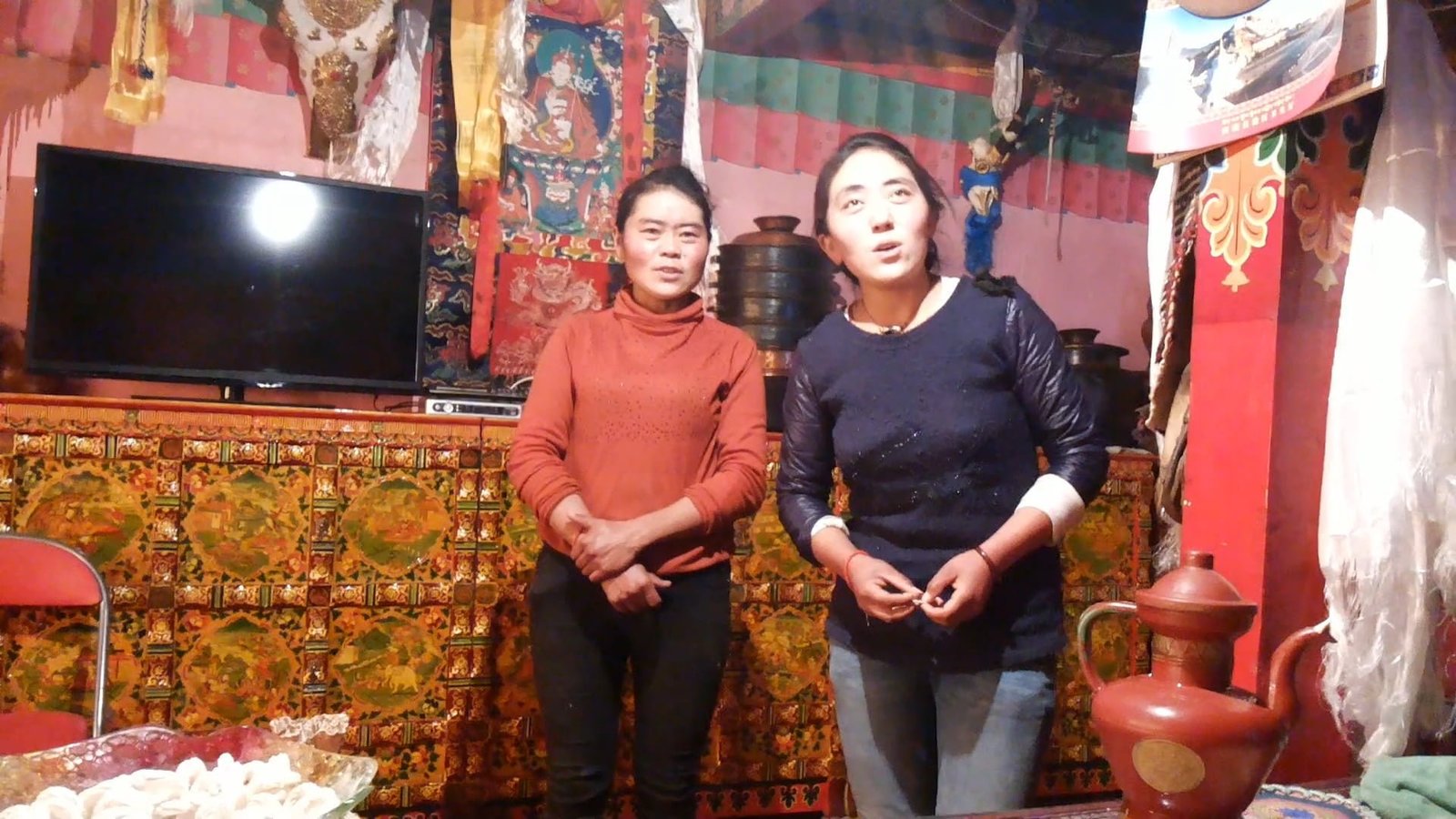 Tibetanas no caminho do yamdrok lake. 