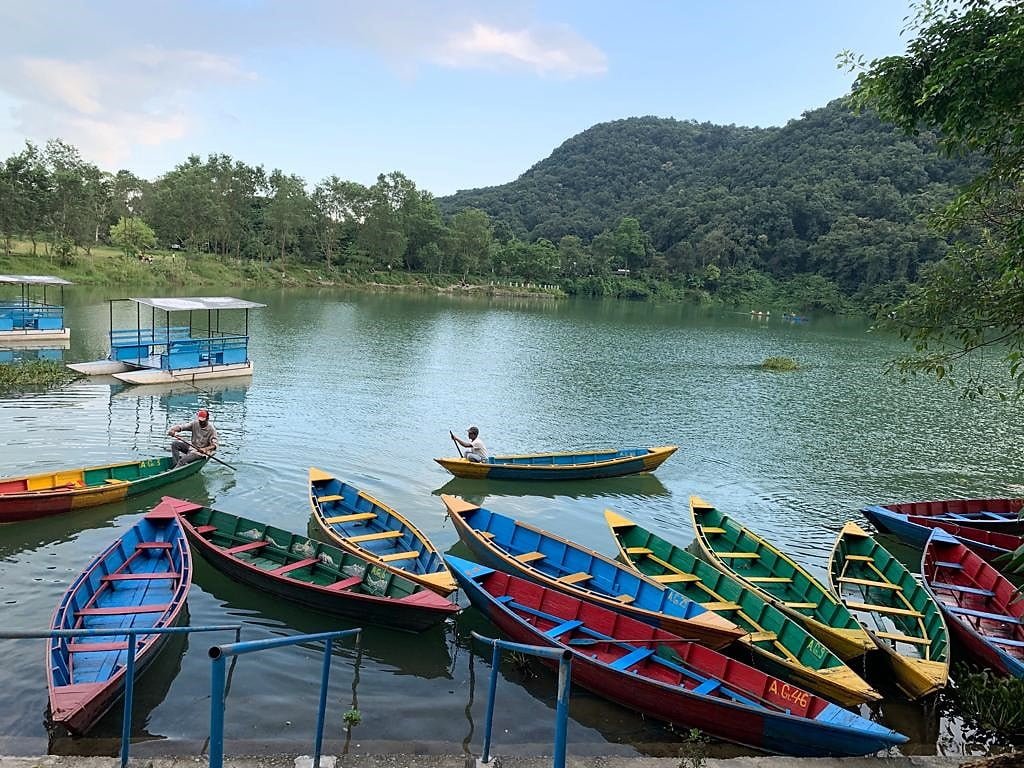 Lago Fewa em Pokhara. Nepal, Tibet e Butão viagem