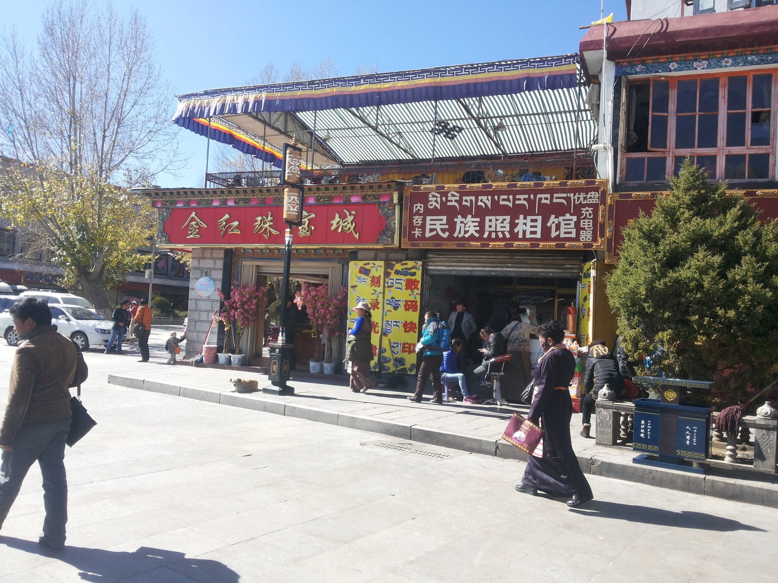 (Rua Brakor, centro de Lhasa, Tibet. Foto: Ana Arantes) Travel Brazil.