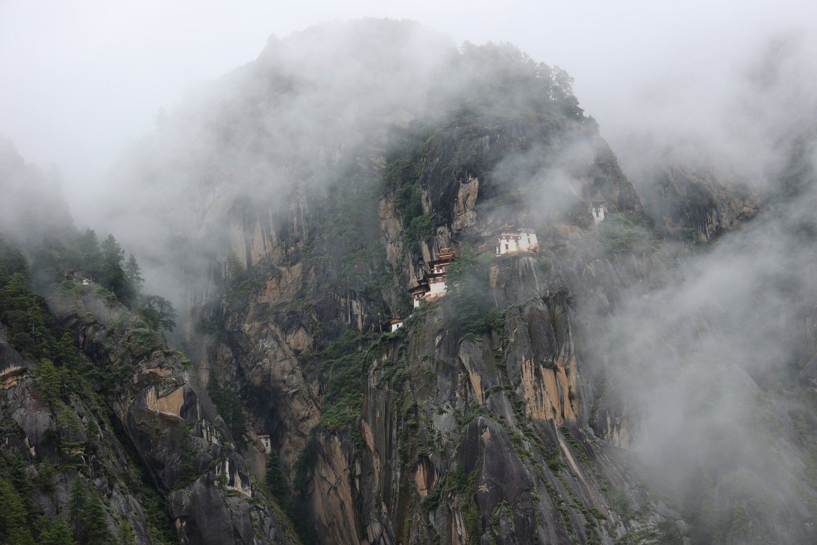 Vista do Ninho dos Tigres. Paro, Butão. Foto por Iara Xavier. 