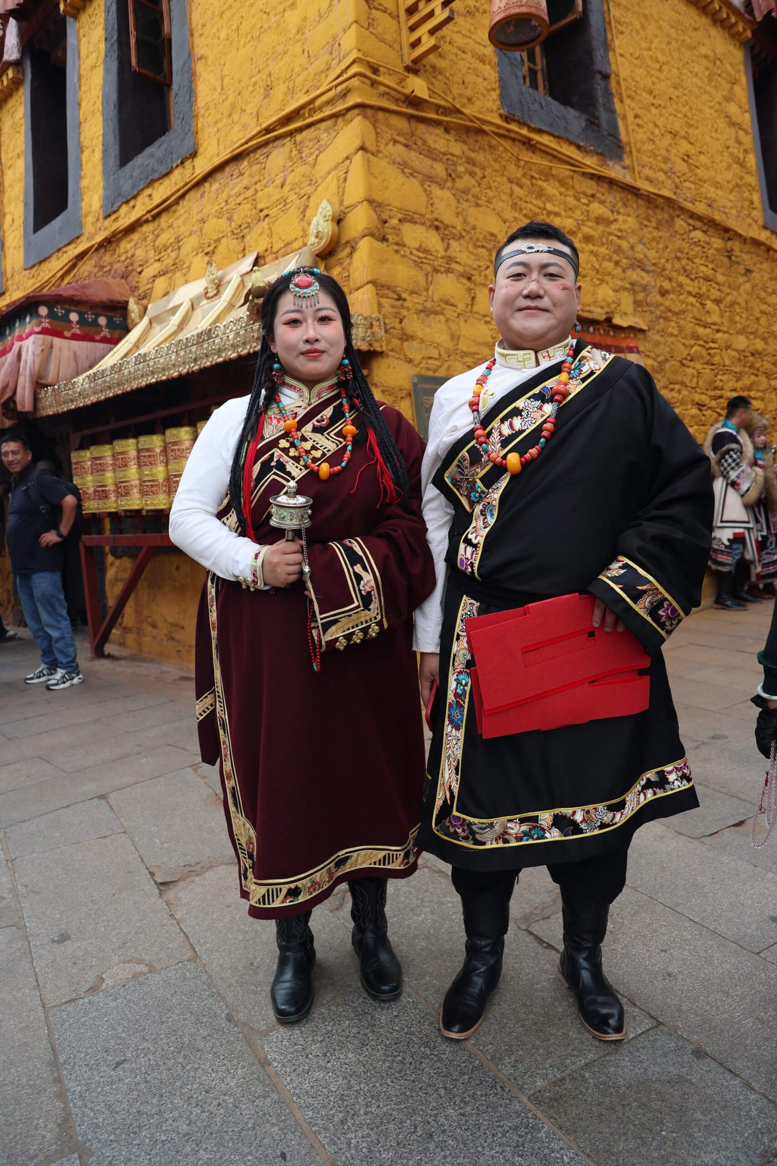 Viagem para o Tibete. Casal em Lhasa, na rua de Barkhor. Foto por Iara Xavier.