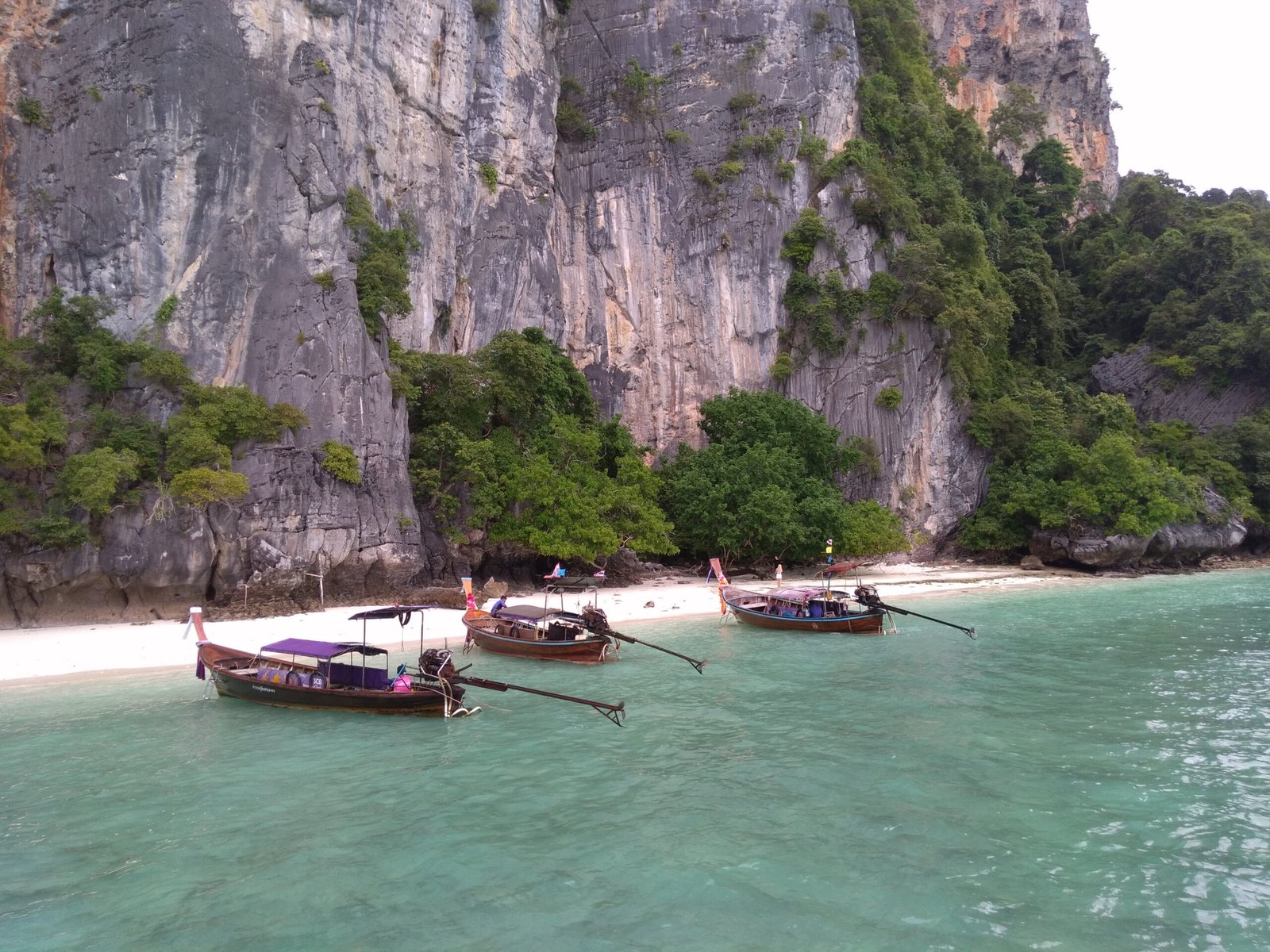 Viagem para a Tailândia:  Monkey Beach - Ilha de Phi Phi. Foto por Ana Travel. 